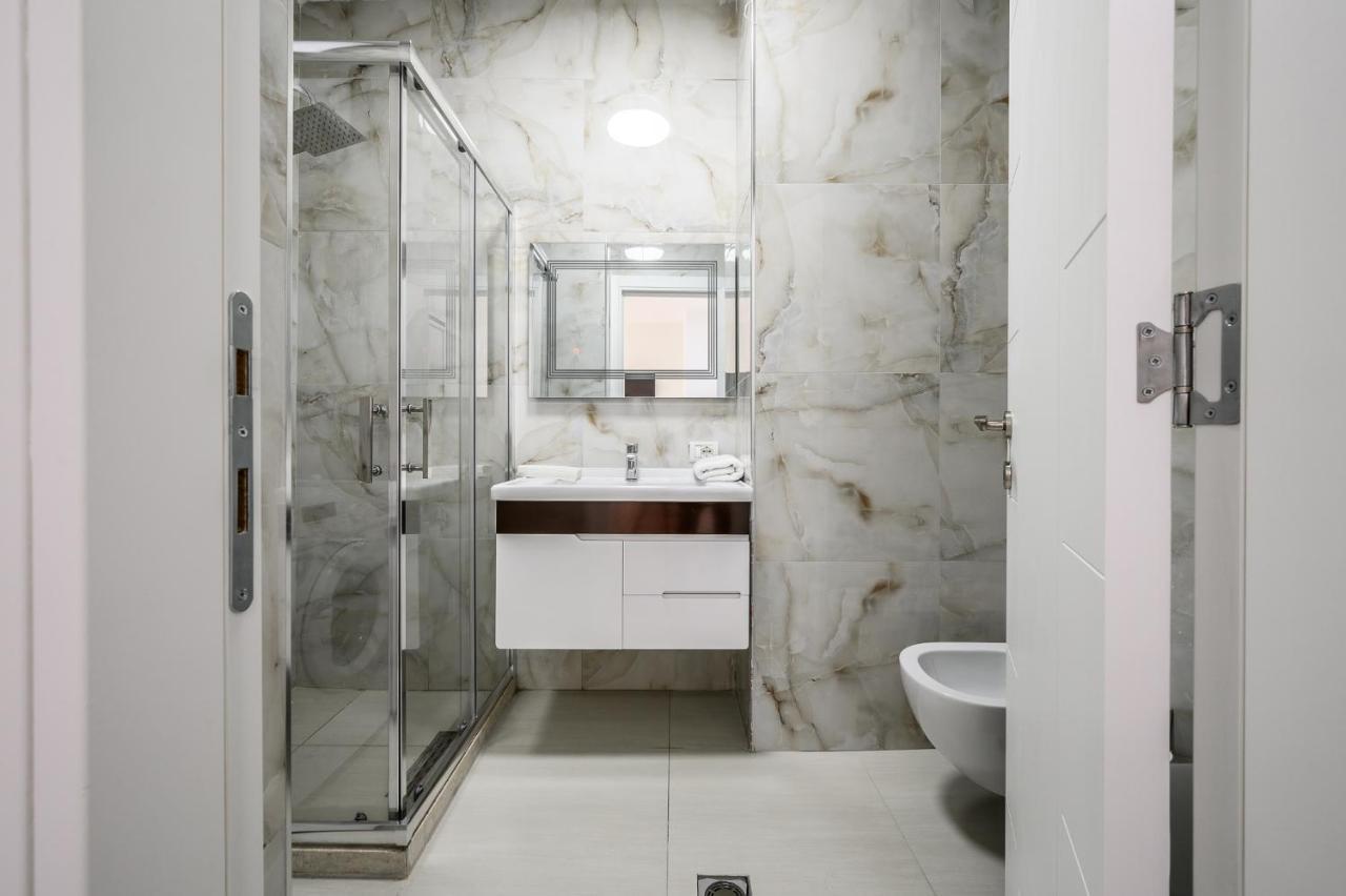 Miku Apartment-Modernly Designed Downtown Тирана Екстериор снимка